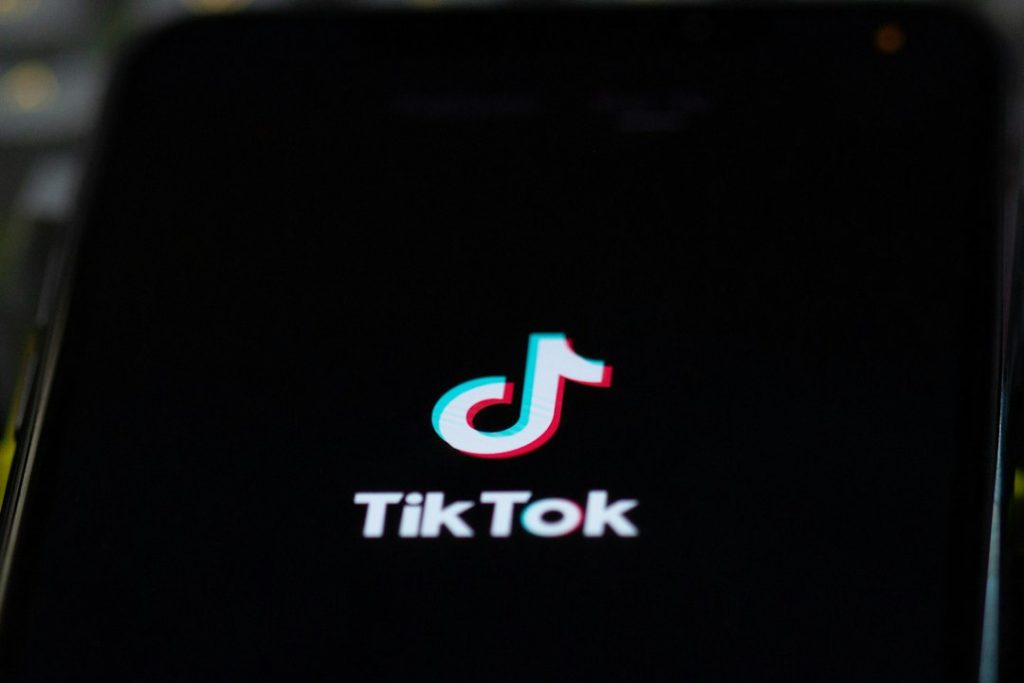 Monetizar TikTok com Menos de 10k Seguidores em 2026: 4 Caminhos Reais (Sem Esperar Viralizar)